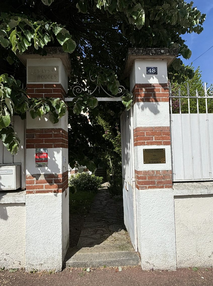 L’entrée du cabinet, au calme dans la verdure